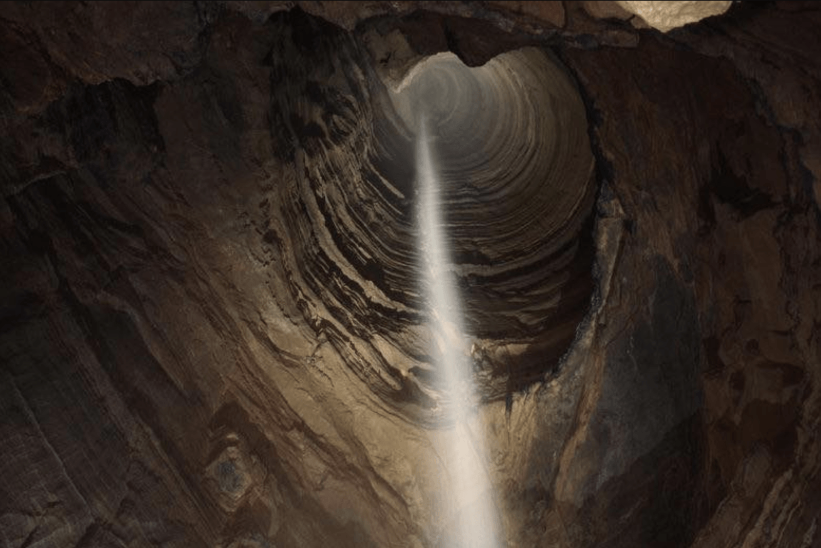 Глубокая воронка. Пещера Крубера-Воронья. Пещера Крубера в Абхазии. Пещера Крубера-Воронья в Абхазии. Джорджия пещера Эллисона,.